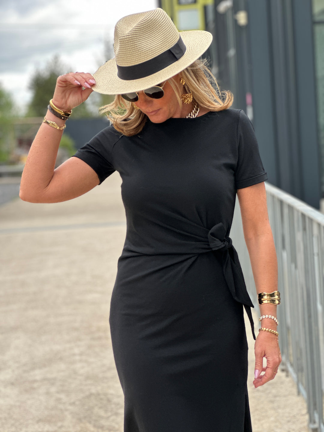 Robe longue manches courtes attachée noir DC552