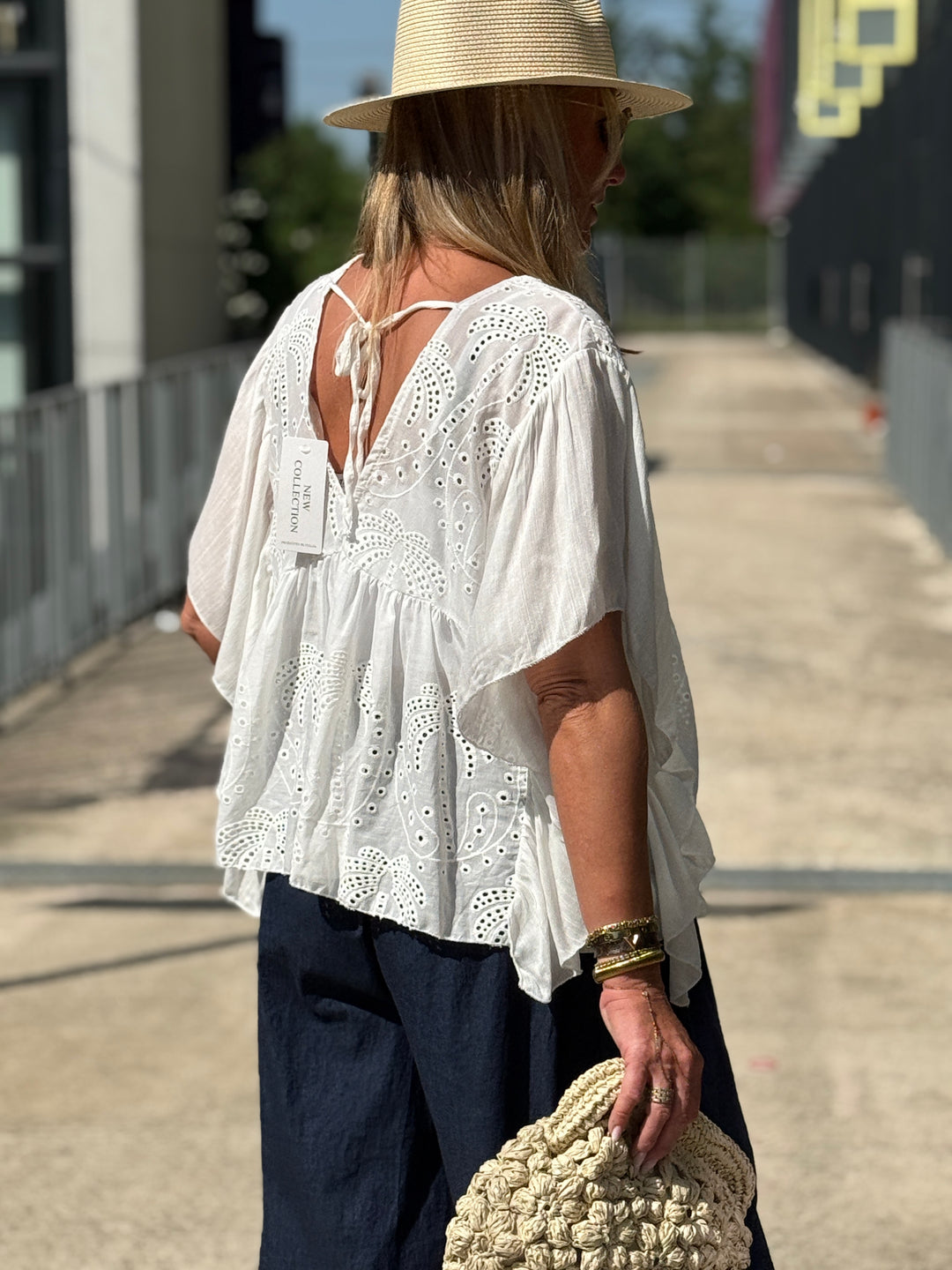 Blouse broderie anglaise col plongeant