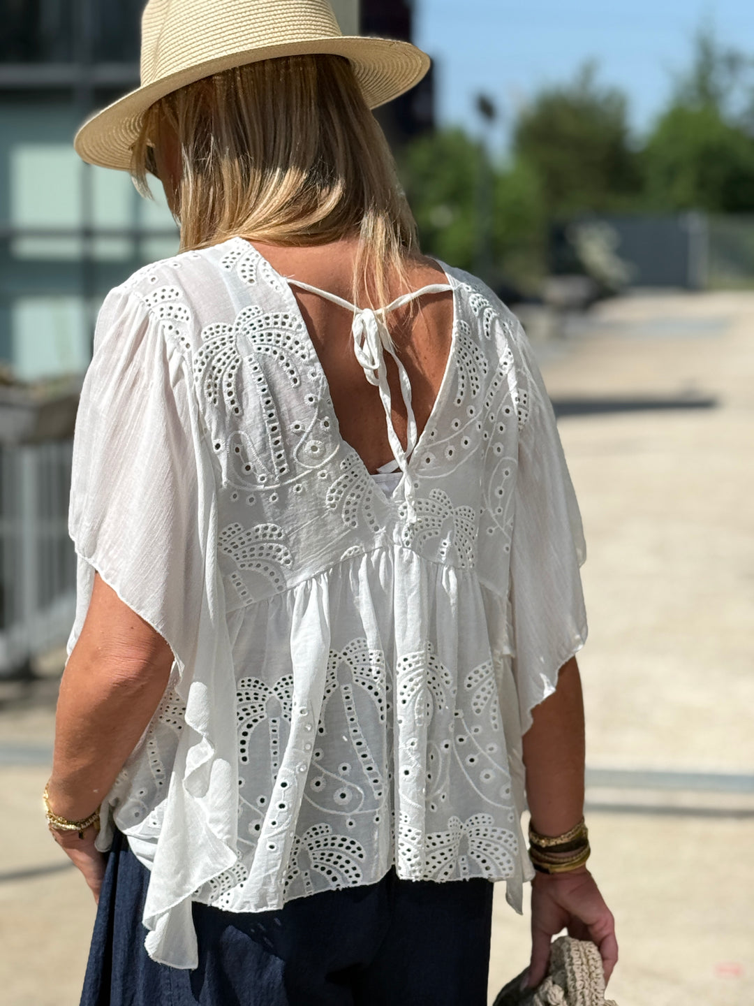 Blouse broderie anglaise col plongeant