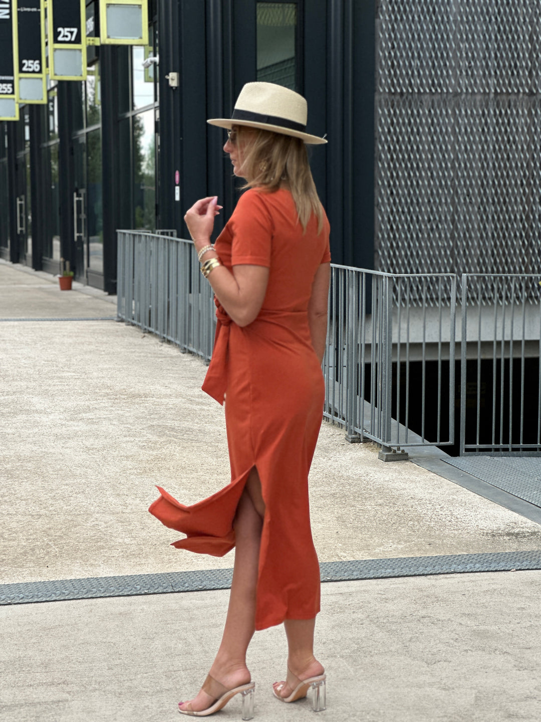 Robe longue manches courtes attachée rouille DC552