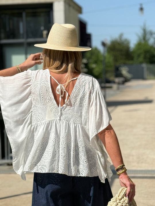 Blouse broderie anglaise col plongeant