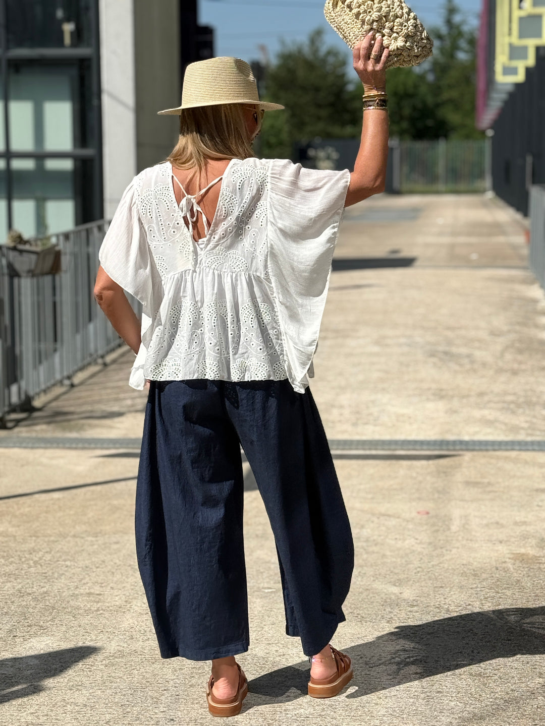 Blouse broderie anglaise col plongeant