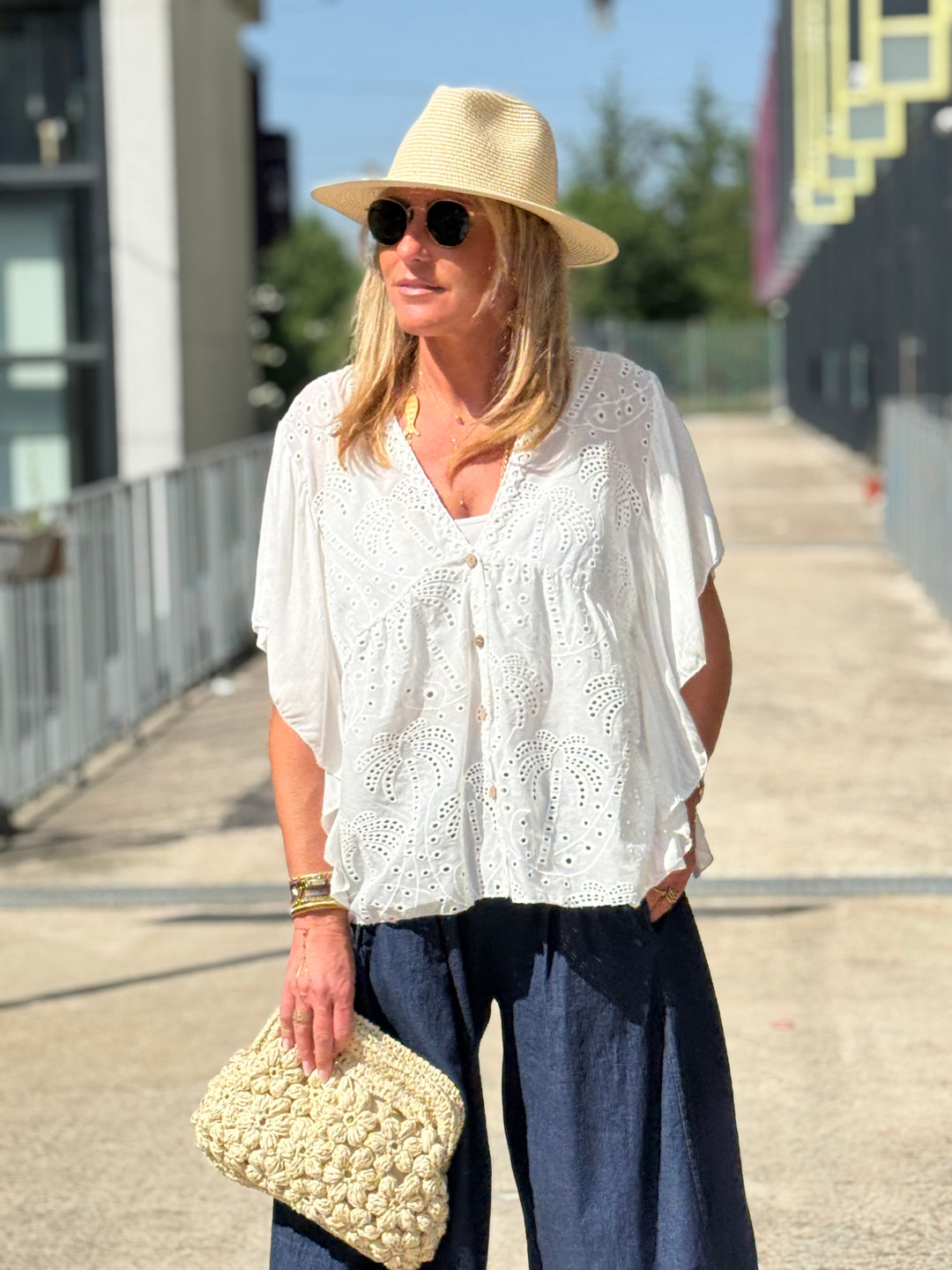 Blouse broderie anglaise col plongeant