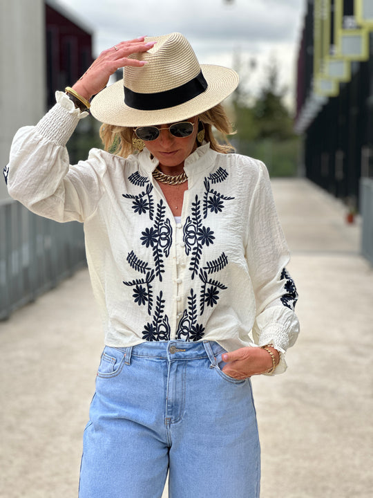 Blouse écru brodée bleu marine ch1831 (taille petit )