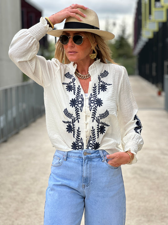 Blouse écru brodée bleu marine ch1831 (taille petit )