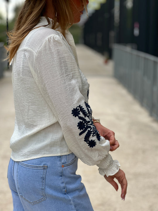Blouse écru brodée bleu marine ch1831 (taille petit )