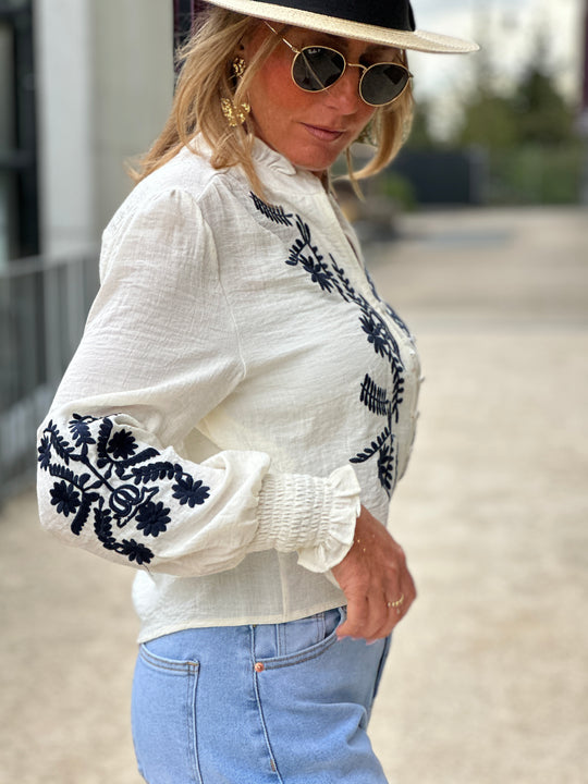Blouse écru brodée bleu marine ch1831 (taille petit )