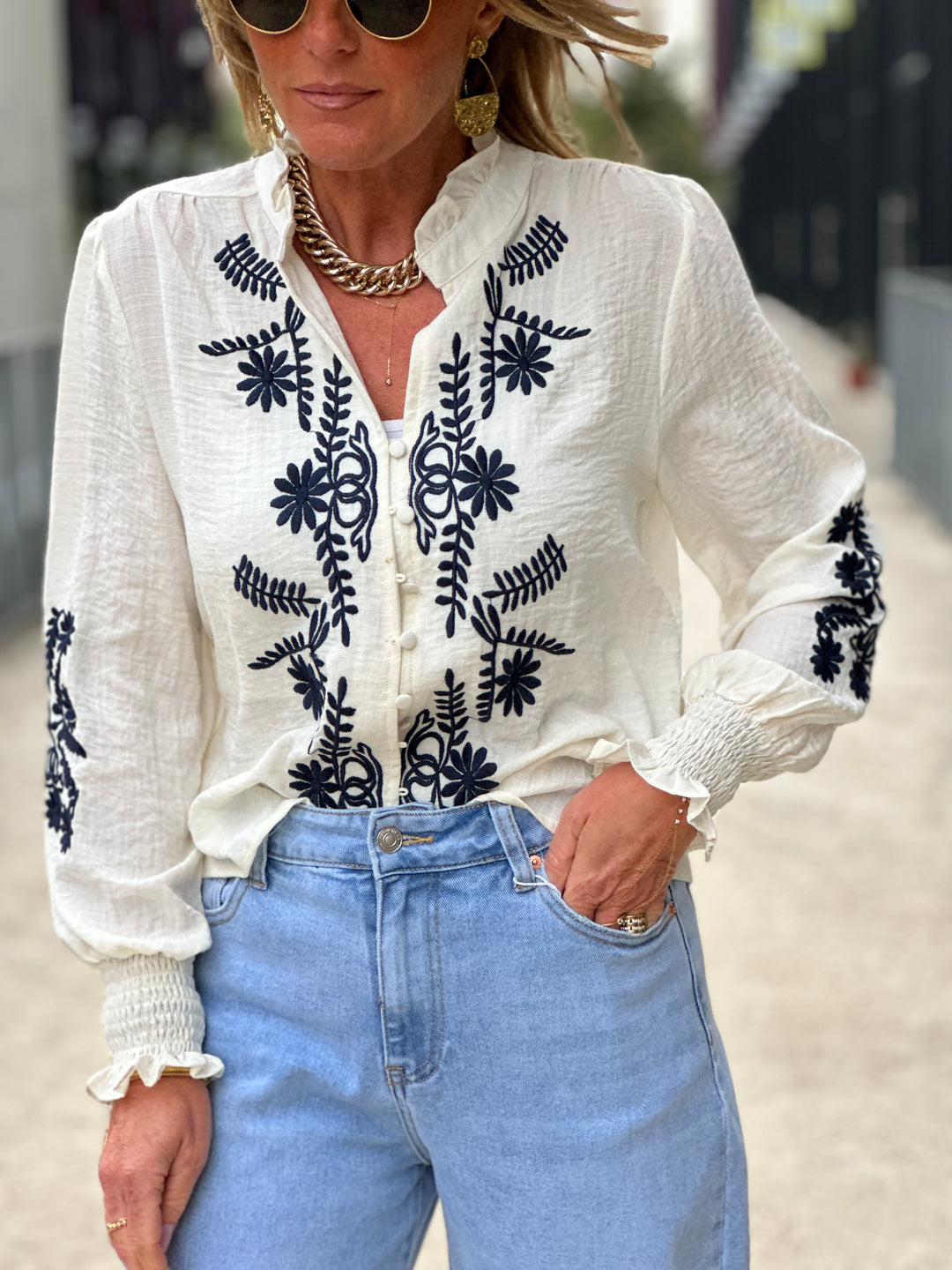 Blouse écru brodée bleu marine ch1831 (taille petit )
