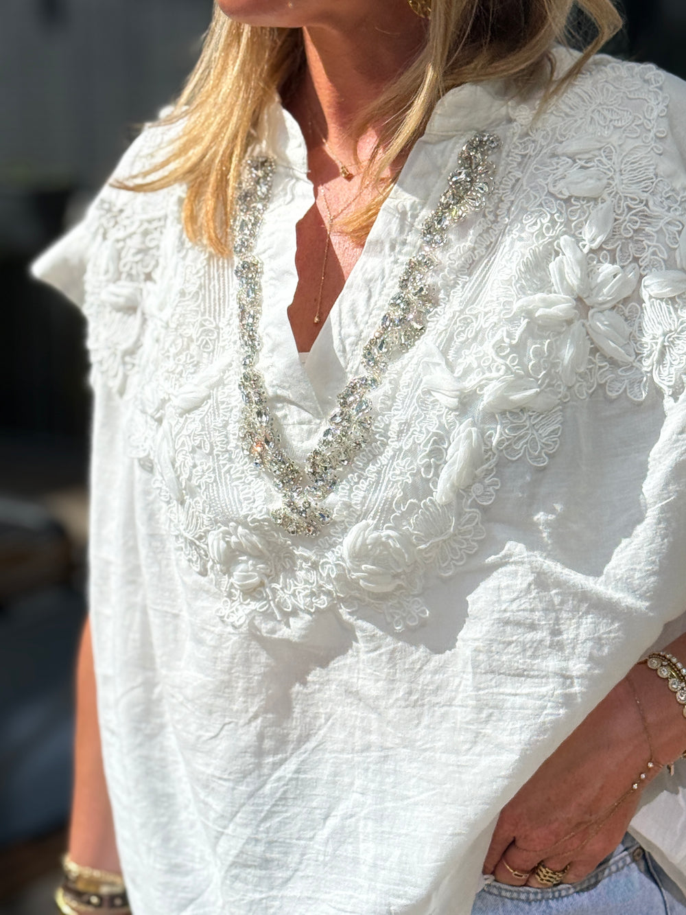 Top blanc col V strass