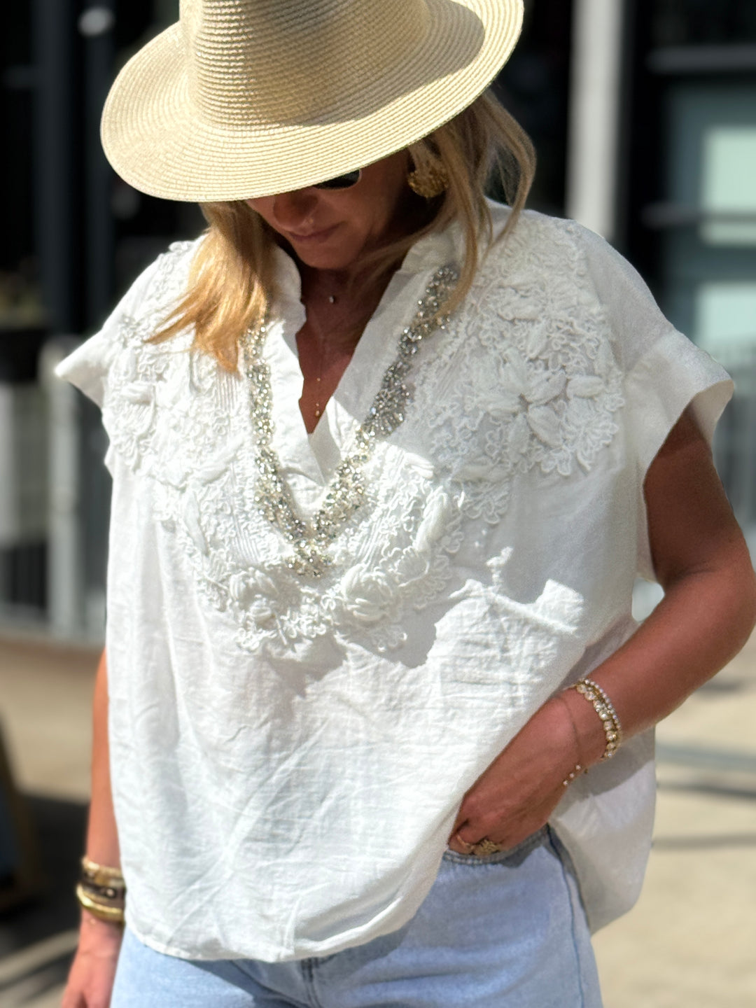 Top blanc col V strass
