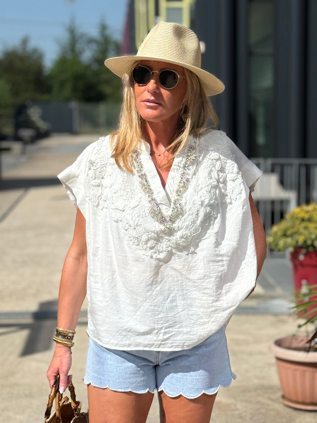 Top blanc col V strass