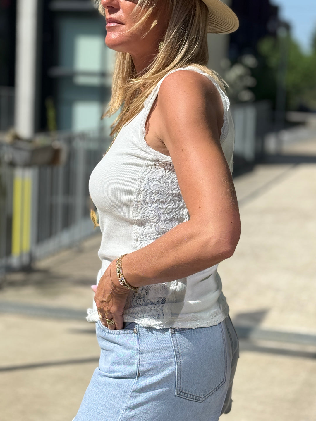 Débardeur BLANC côté dentelle