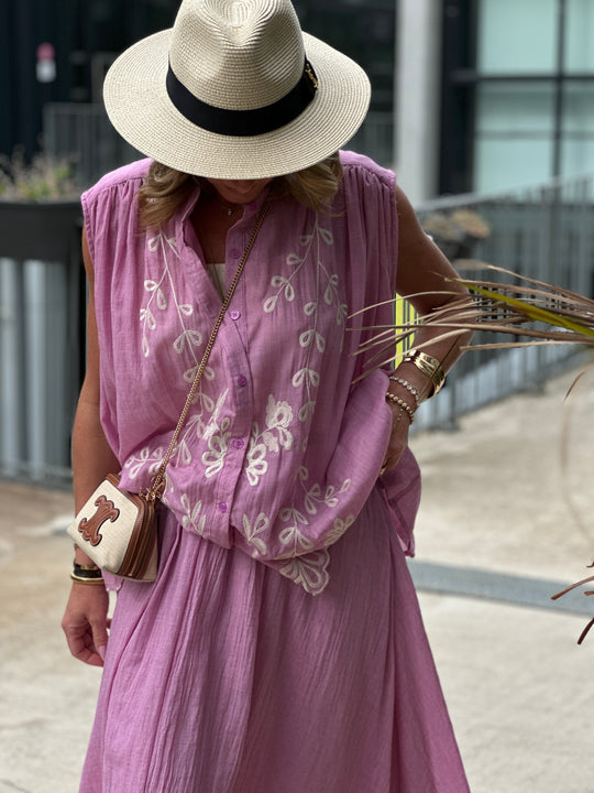 Chemise rose brodée blanc sans manches CH2998