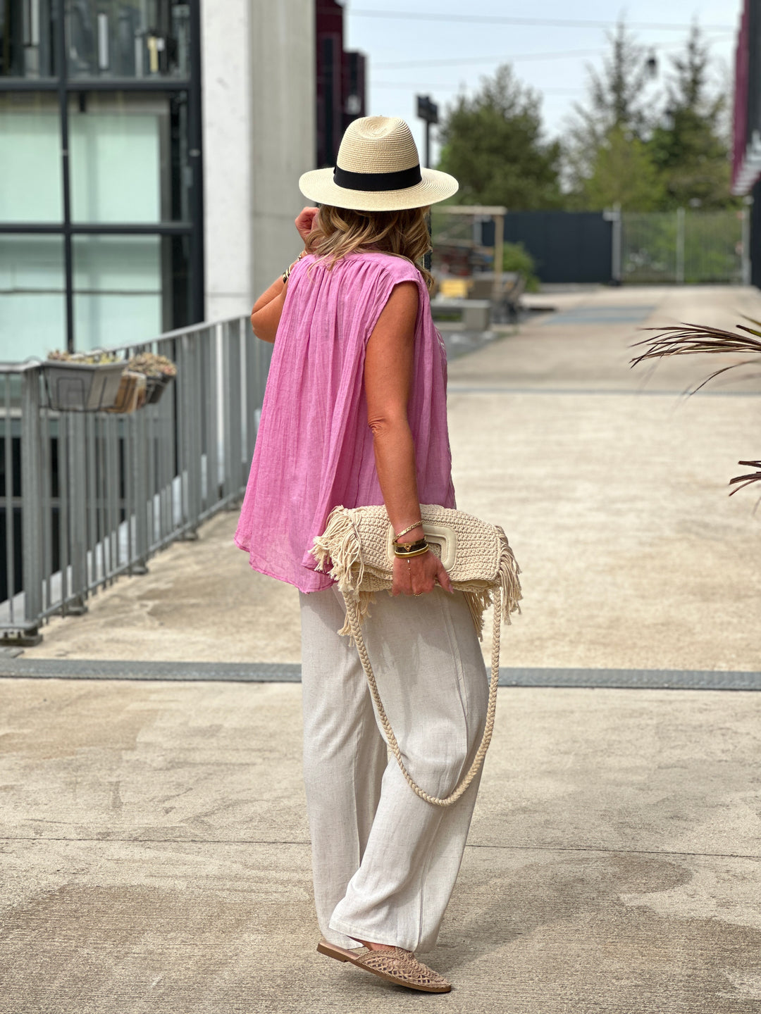 Chemise rose brodée blanc sans manches CH2998