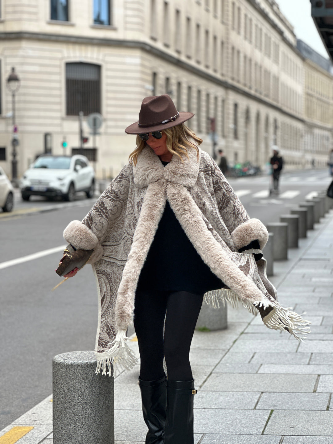 Manteau cape beige franges et fourrure 9074