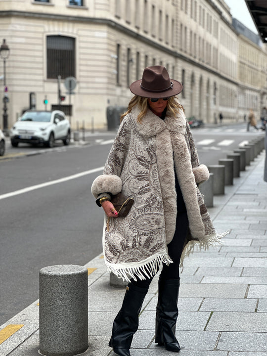 Manteau cape beige franges et fourrure 9074