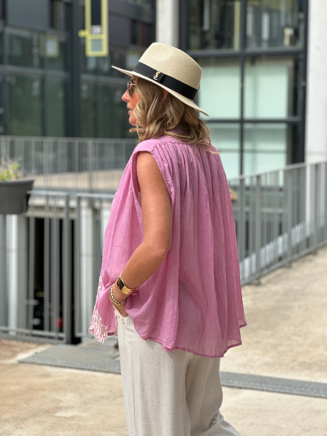 Chemise rose brodée blanc sans manches CH2998
