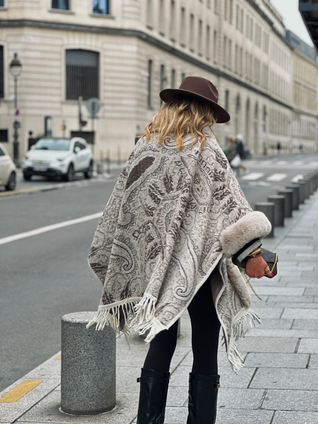 Manteau cape beige franges et fourrure 9074