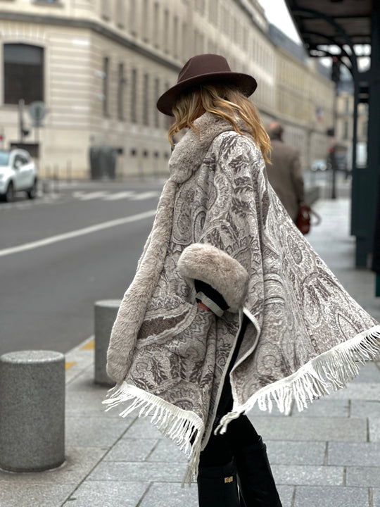 Manteau cape beige franges et fourrure 9074