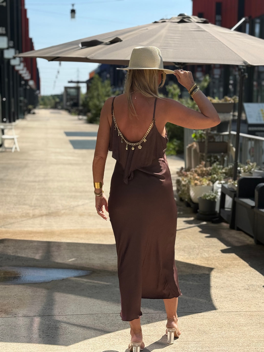 Robe satin dos chaînes