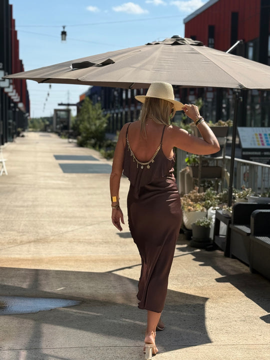 Robe satin dos chaînes
