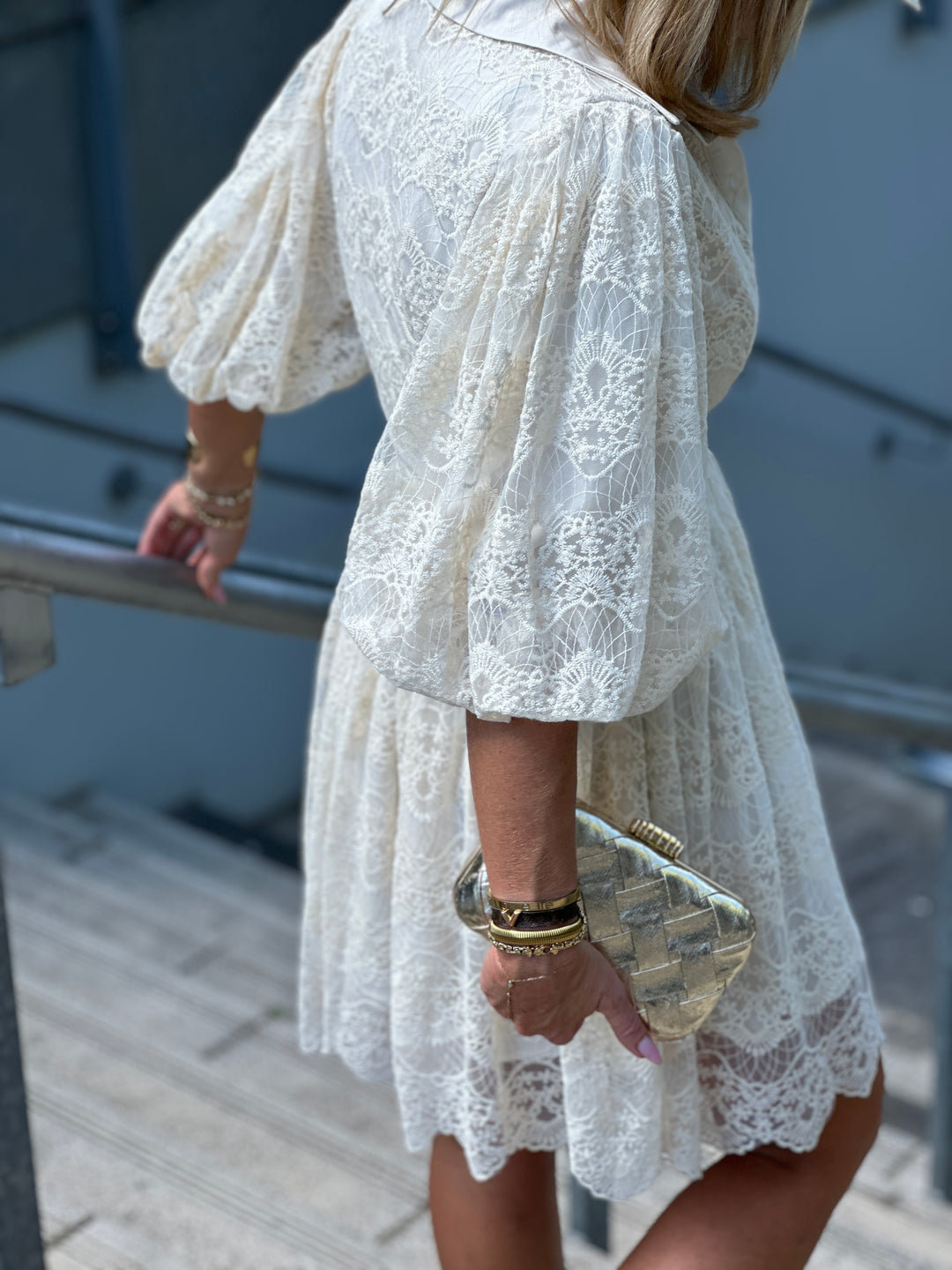 Robe manches bouffantes dentelle