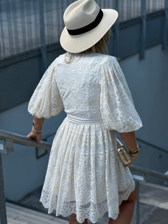 Robe manches bouffantes dentelle