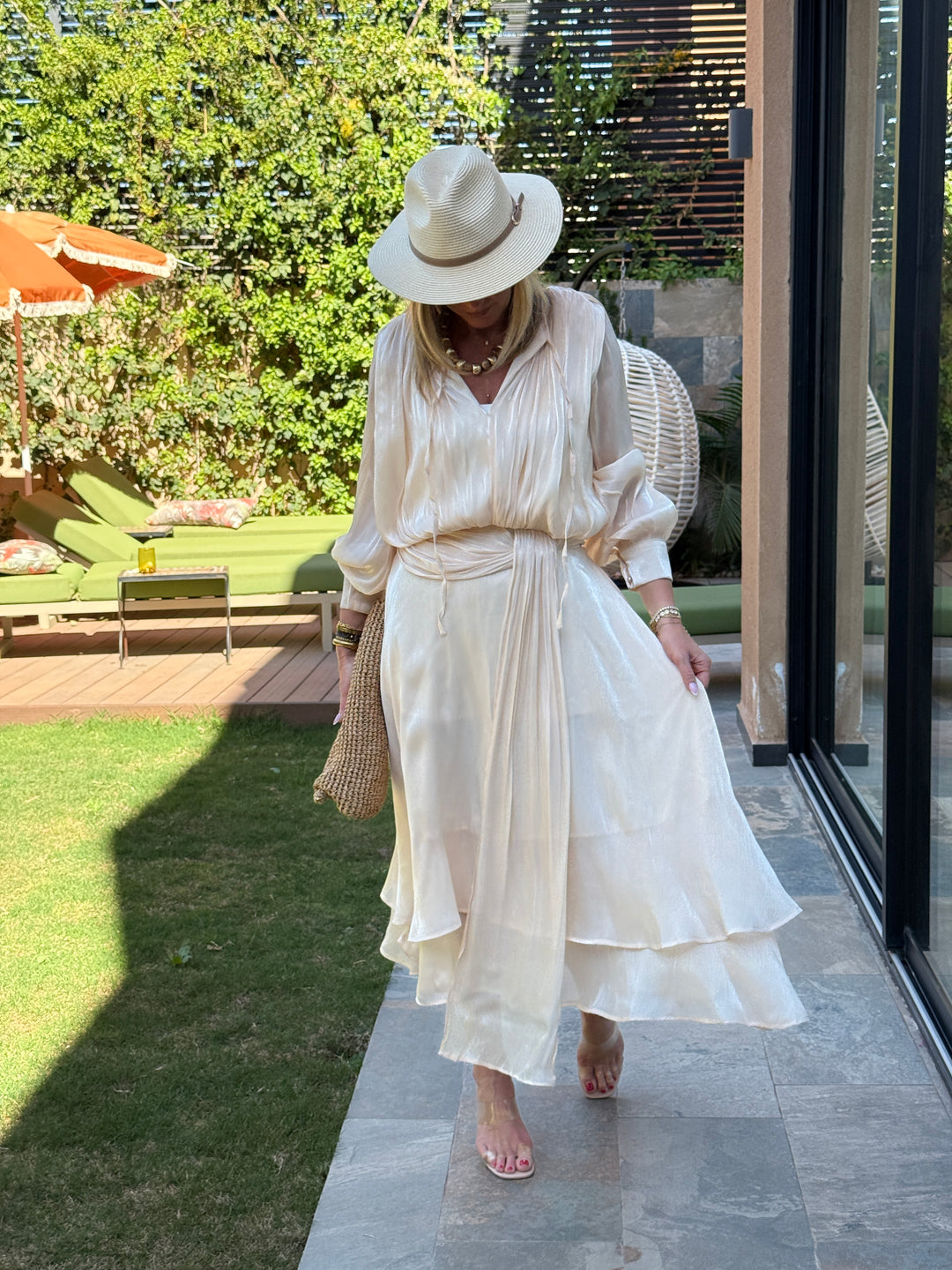 Robe satin volant beige nude