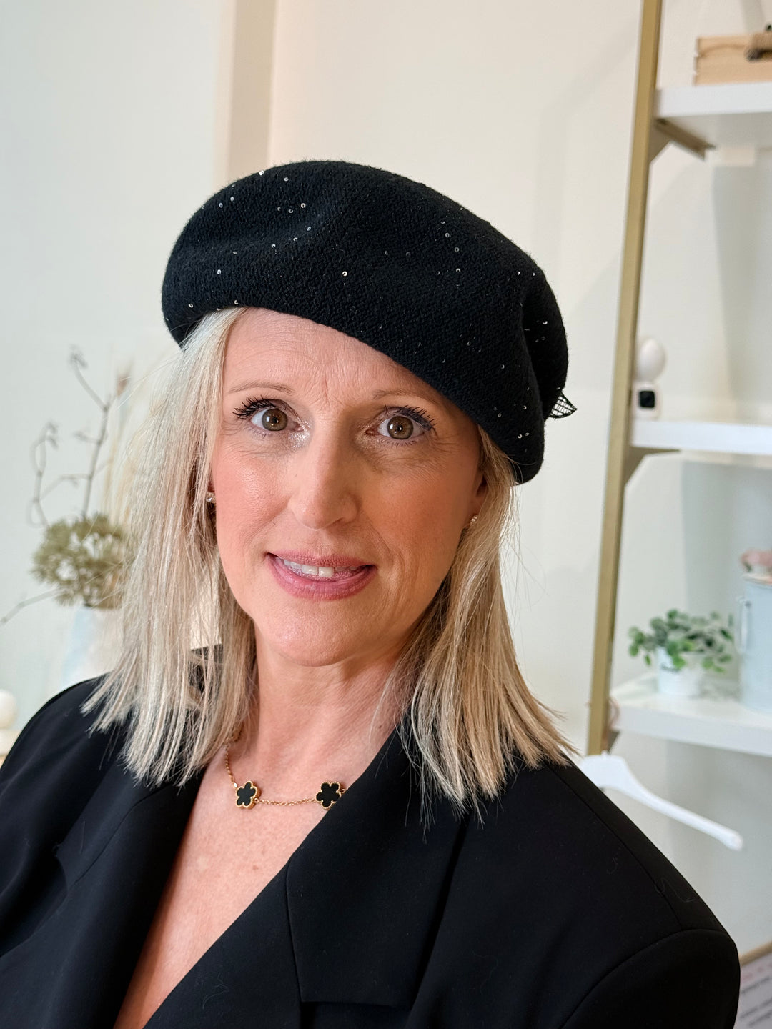 Chapeau rond en laine fleuri Noir