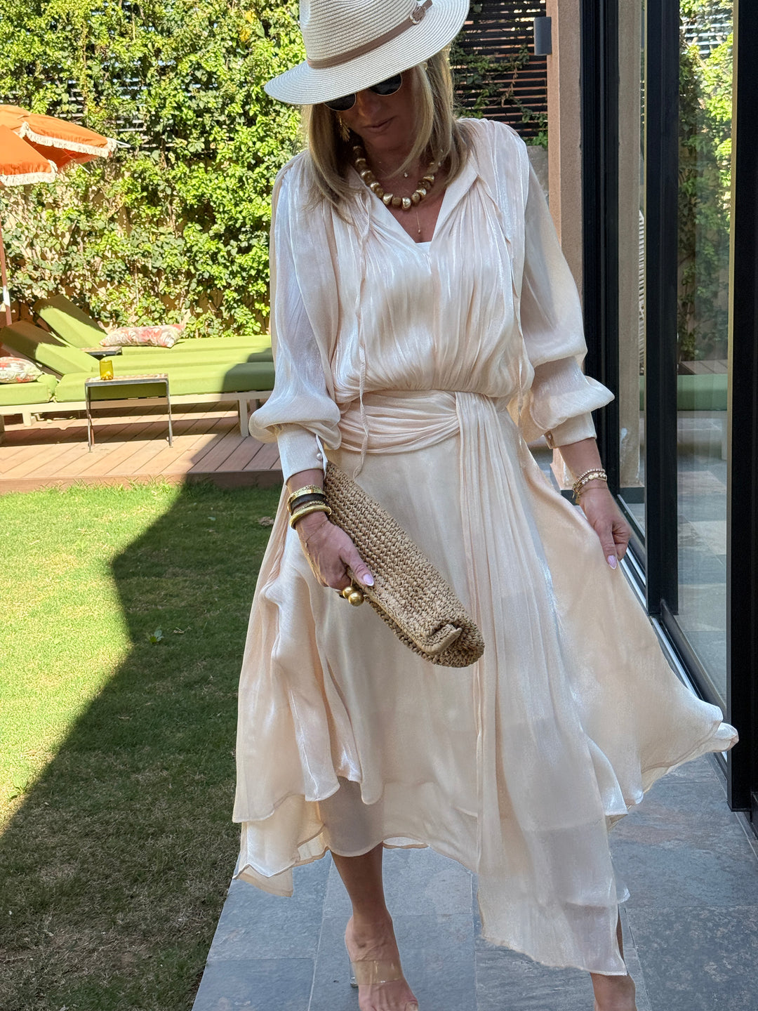 Robe satin volant beige nude