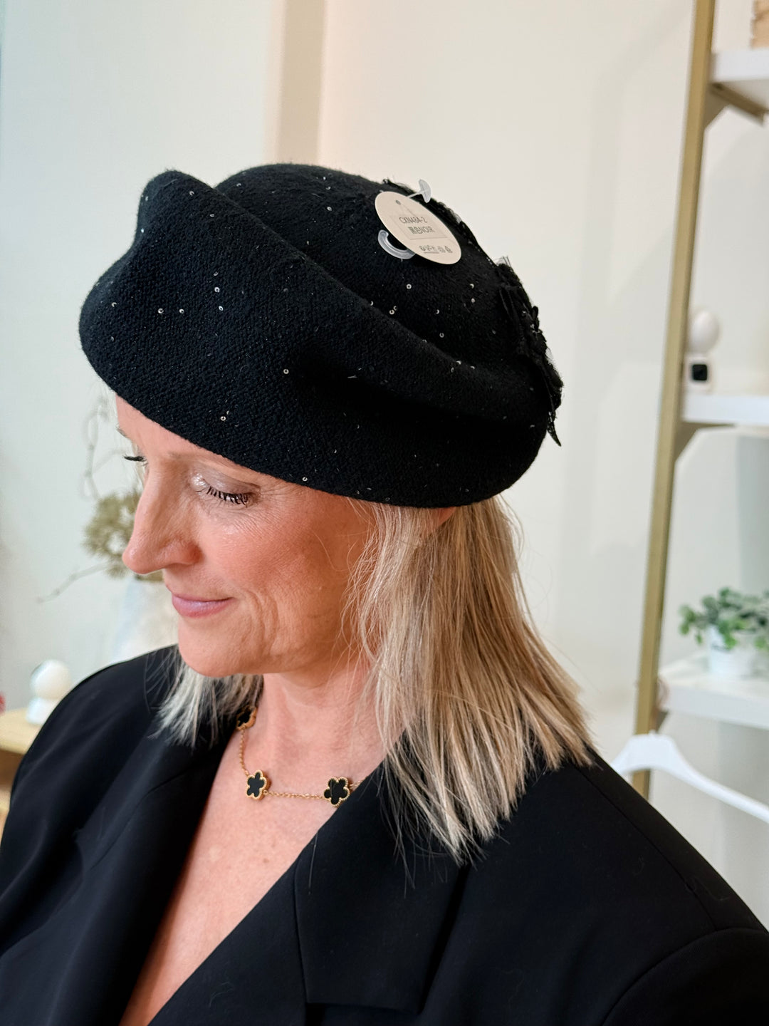 Chapeau rond en laine fleuri Noir