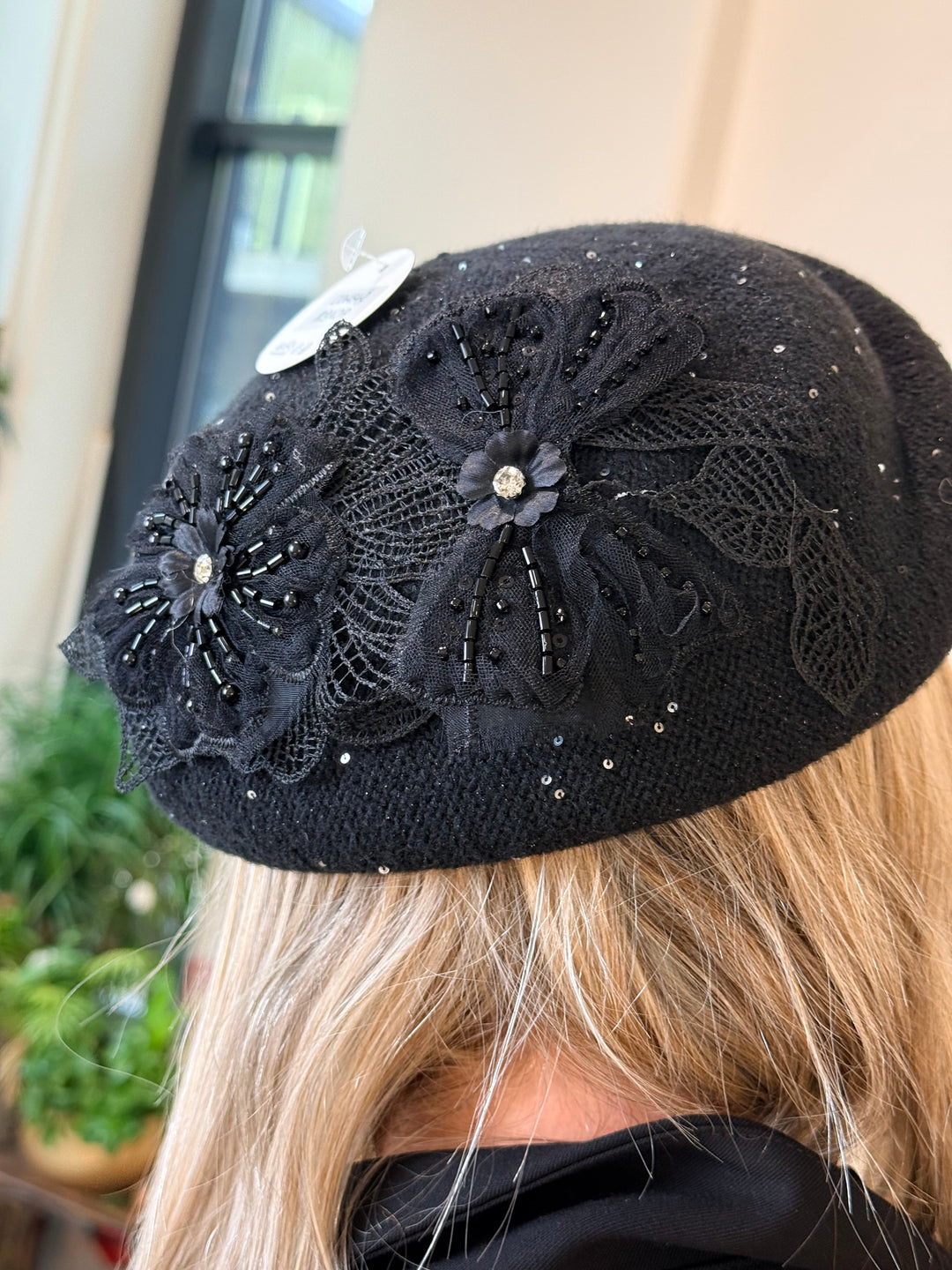 Chapeau rond en laine fleuri Noir