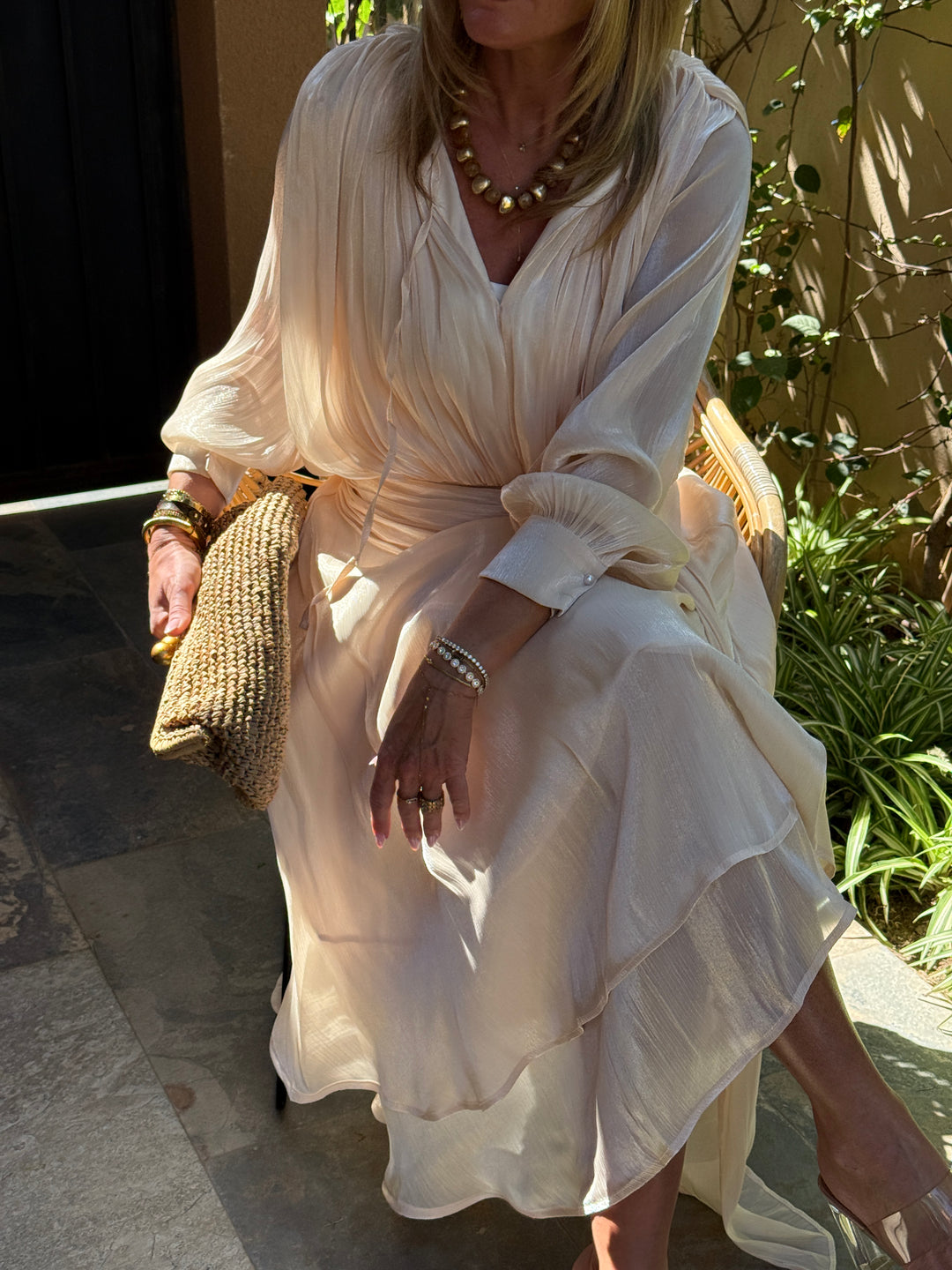 Robe satin volant beige nude