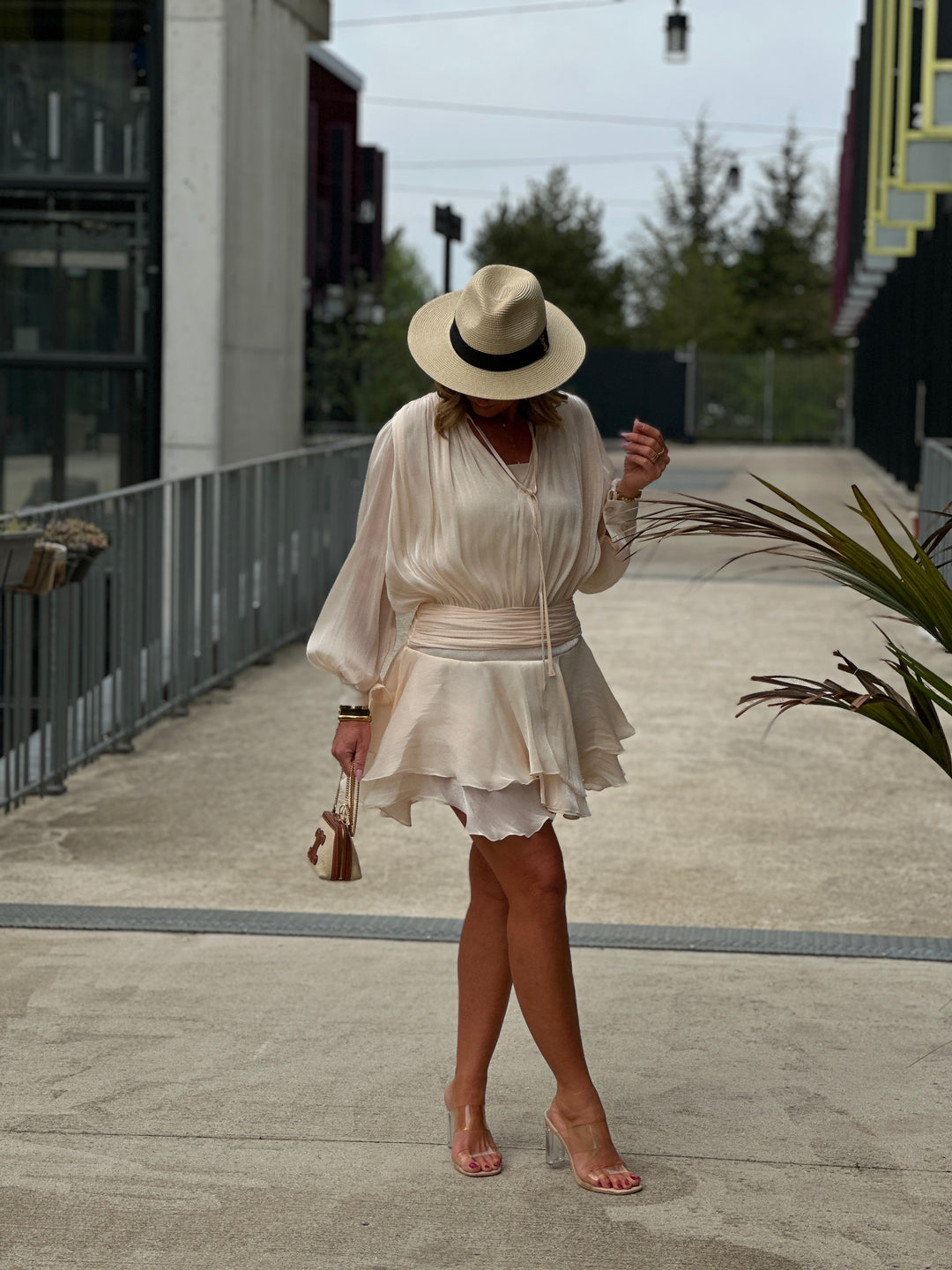 Robe soie beige volant L044