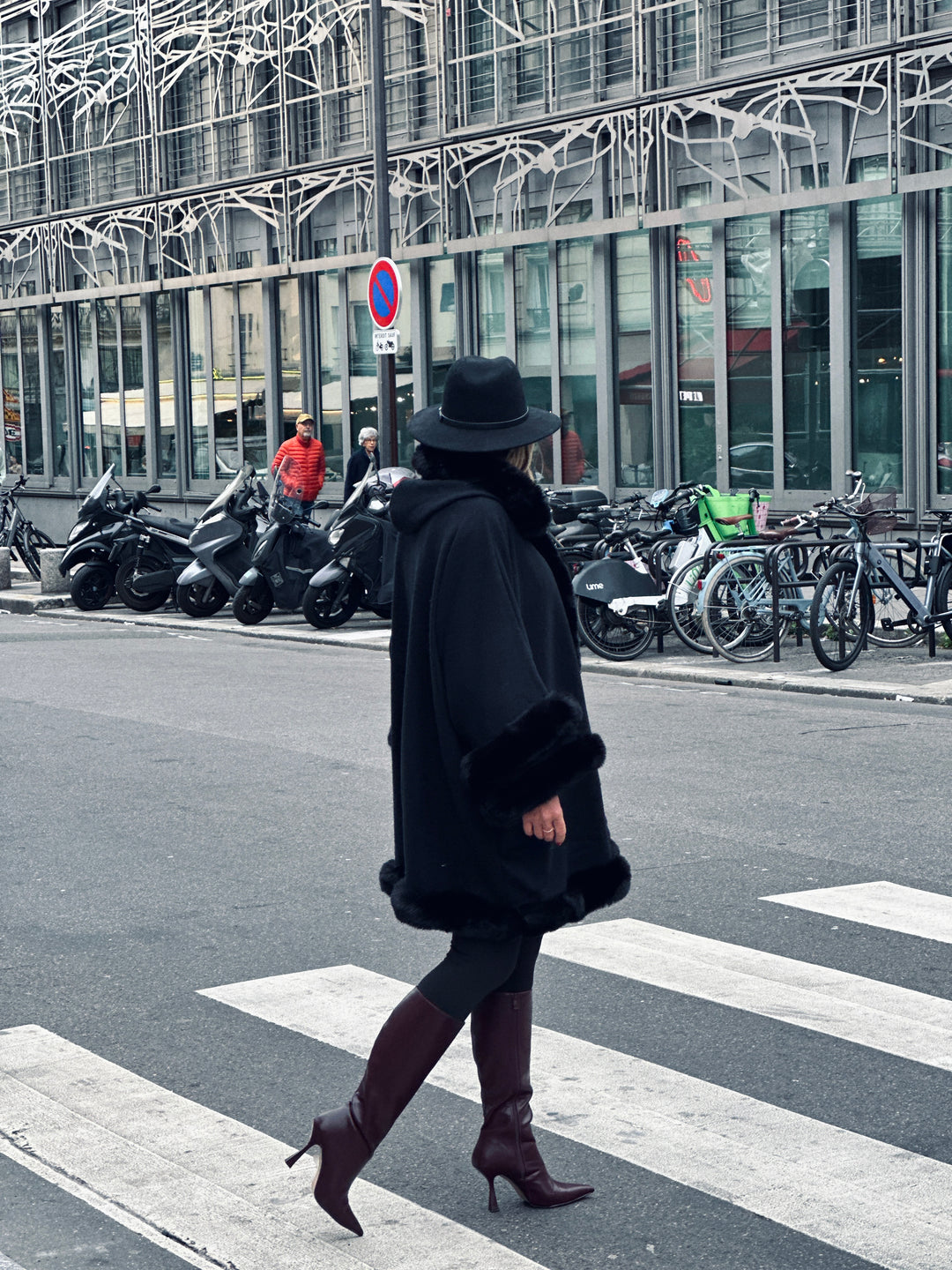 Manteau fourrure noir capuche 8016