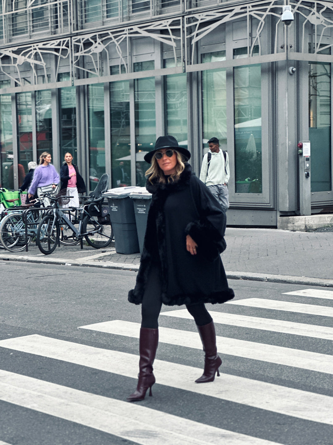 Manteau fourrure noir capuche 8016