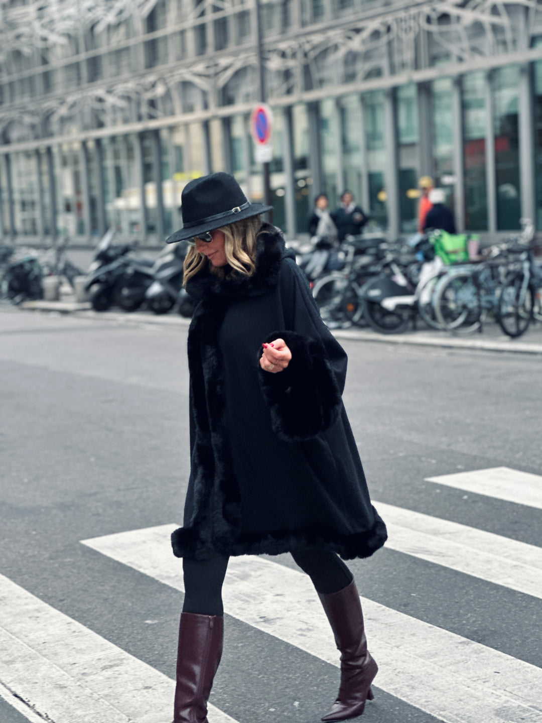 Manteau fourrure noir capuche 8016