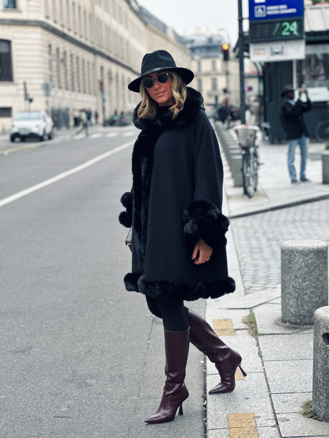 Manteau fourrure noir capuche 8016
