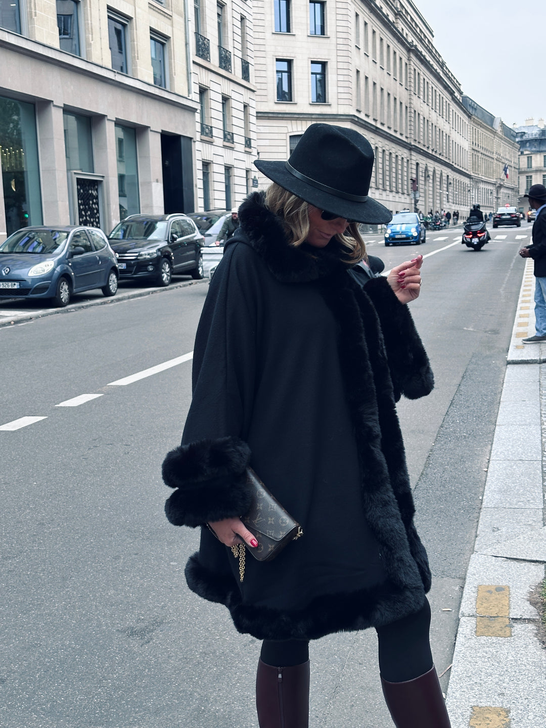 Manteau fourrure noir capuche 8016