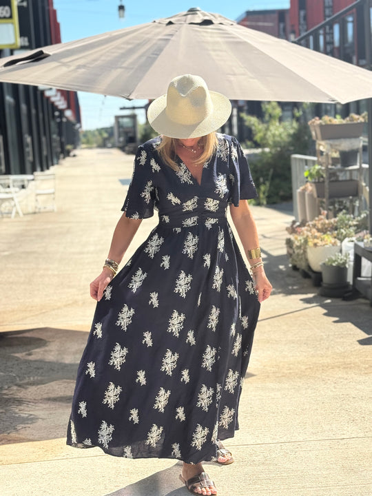 Robe long bleu marine brodé fleuri 831