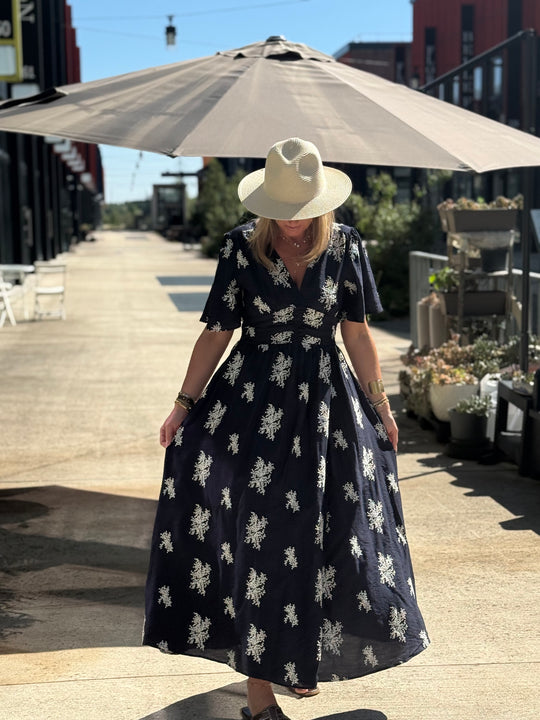 Robe long bleu marine brodé fleuri 831