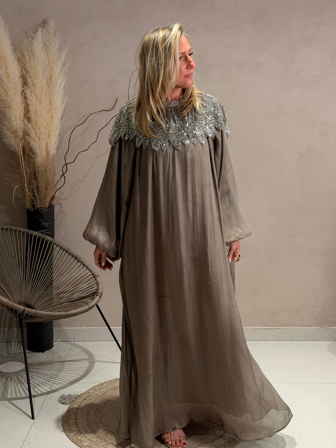 Robe abaya épaules perles Taupe 8609