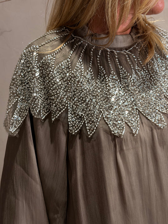 Robe abaya épaules perles Taupe 8609