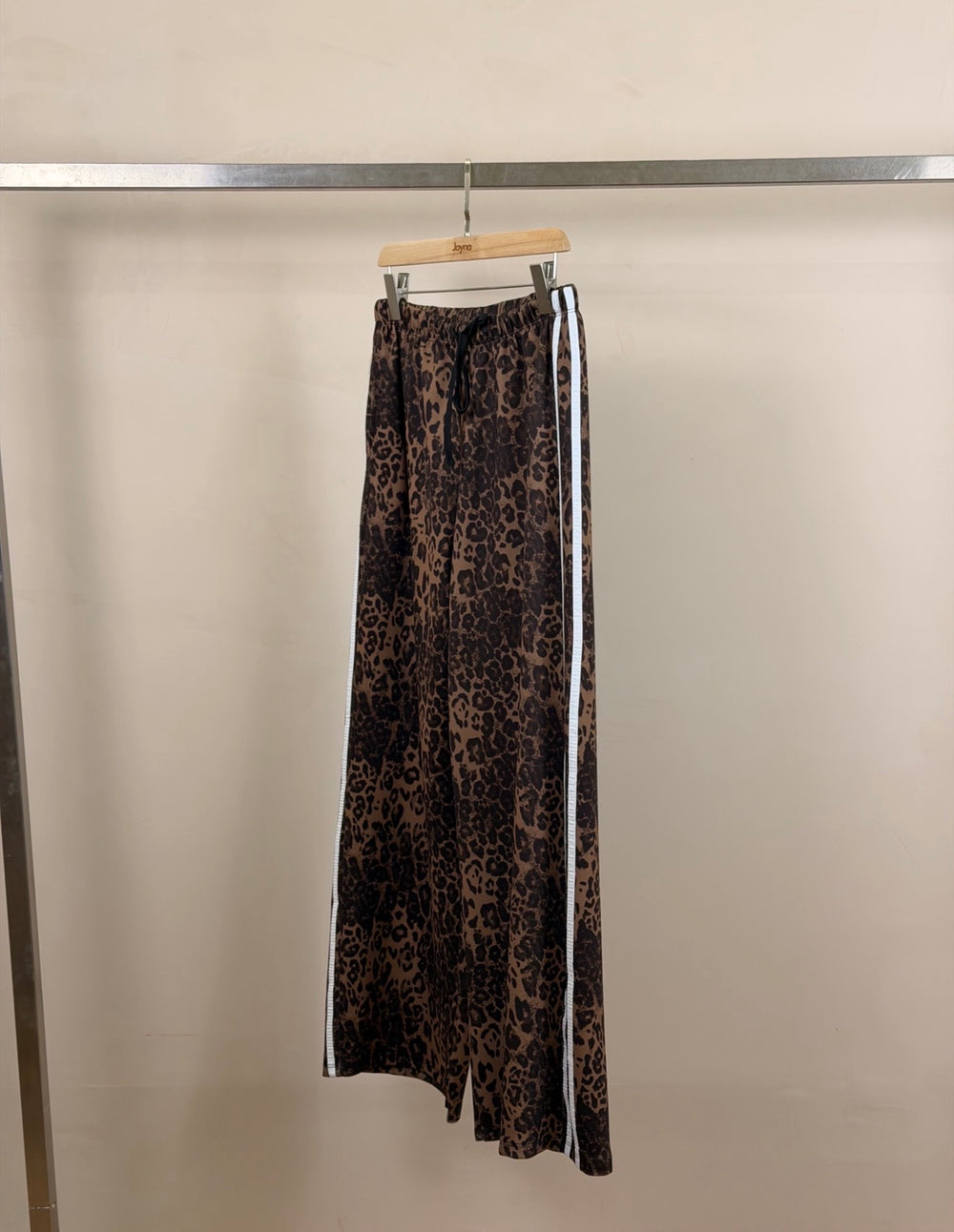 Pantalon léopard foncé bande blanche P08026