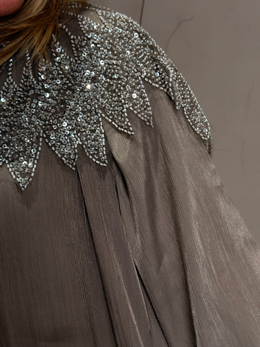 Robe abaya épaules perles Taupe 8609