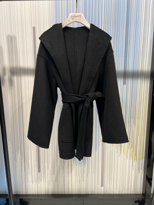 Manteau Noir attaché capuche 012 (78cm)