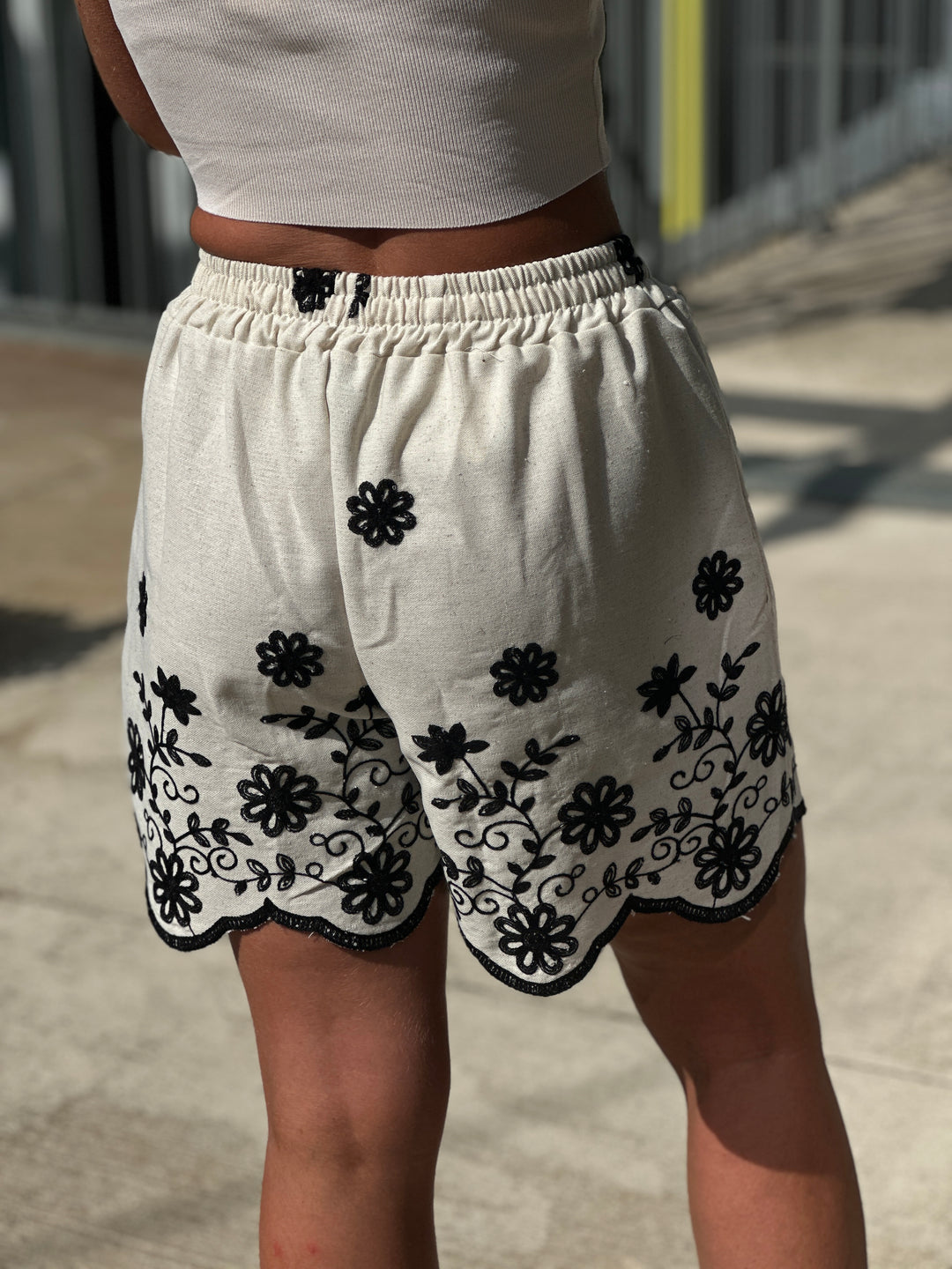 Short lin brodé noir K33107