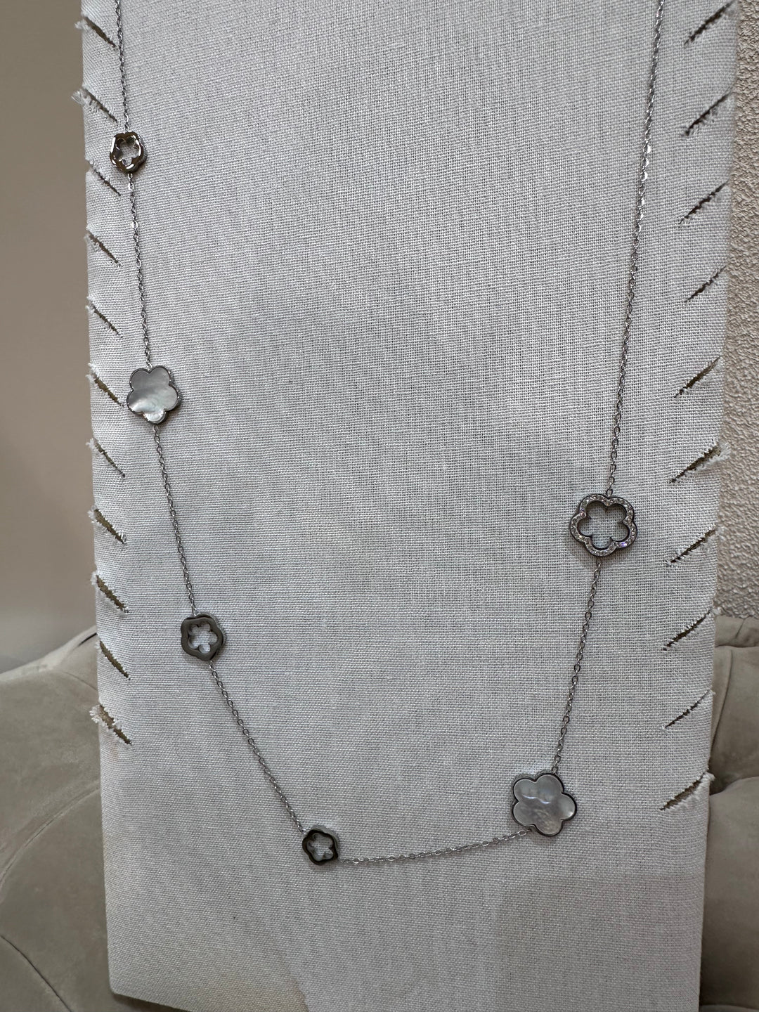 Collier long grands trèfles argenté/strass