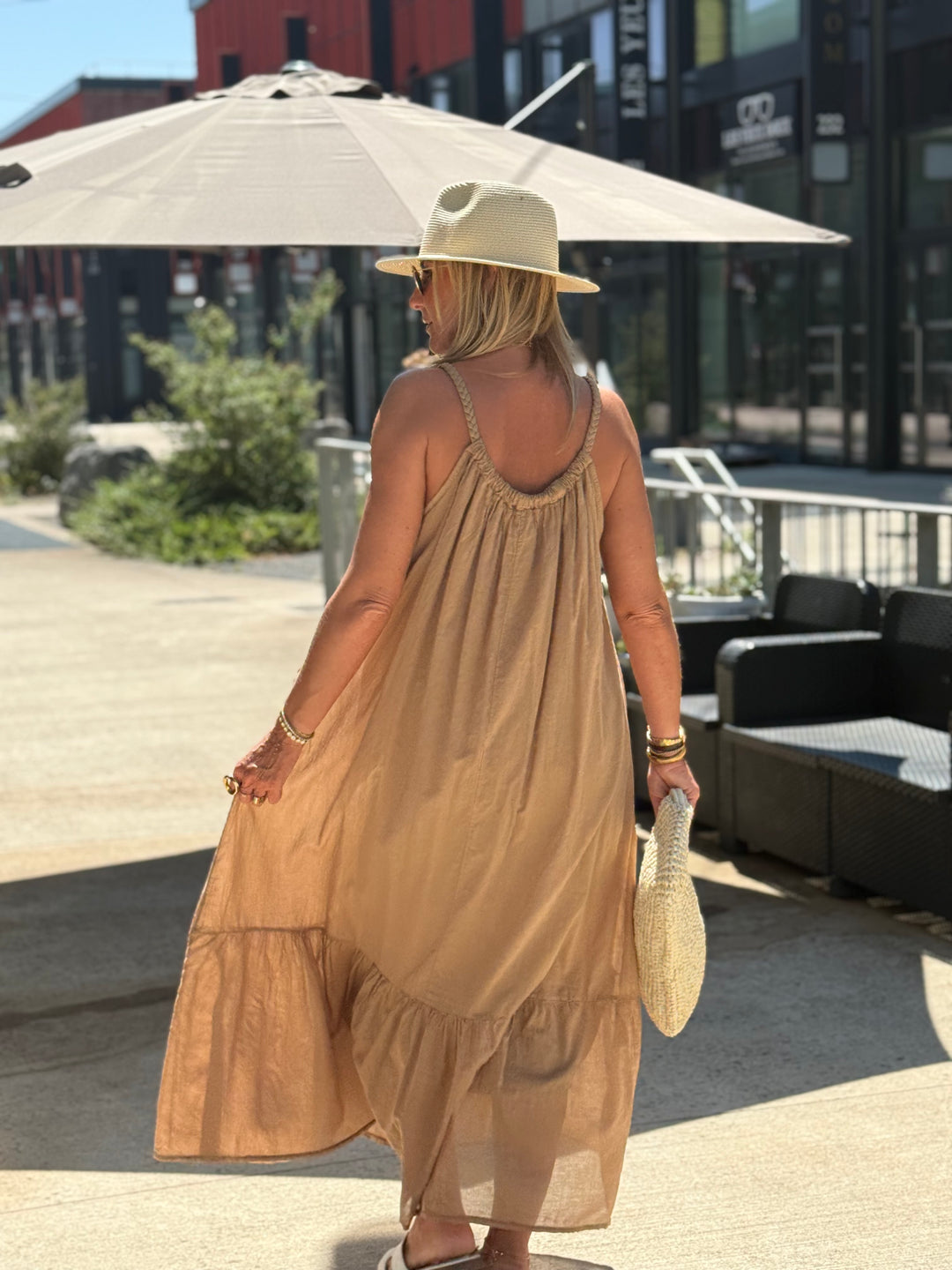 Robe longue col tressée