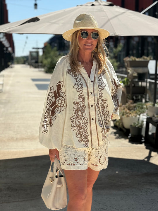 Chemise beige brodée manches bouffantes 17501